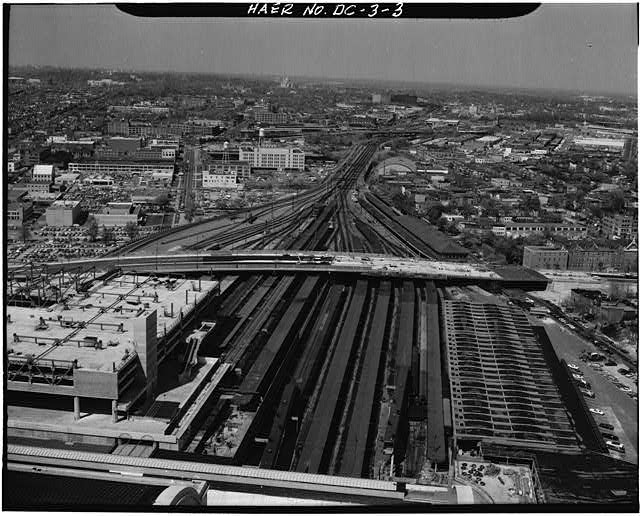 The Union Station railyard: a long row of parallel tracks, which
eventually converge to a few tracks.
